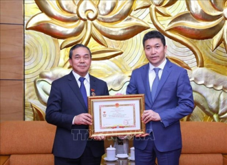 VUFO President presents insignia to Lao ambassador